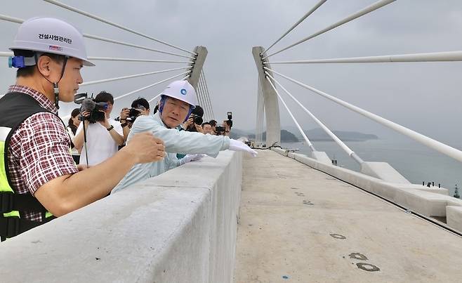 ▲ 7일 인천 중구 영종도에서 신도로 이어지는 평화도로 건설 공사 현장에서 유정복 시장이 시설물을 점검하고 있다. /이호윤 기자 256@incheonilbo.com