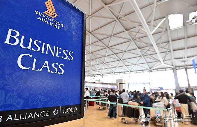 인천 중구 인천국제공항 제1여객터미널 출국장에서 여행객들이 출국 수속을 밟고 있다. 중부포토DB(해당 기사와 관련 없음)