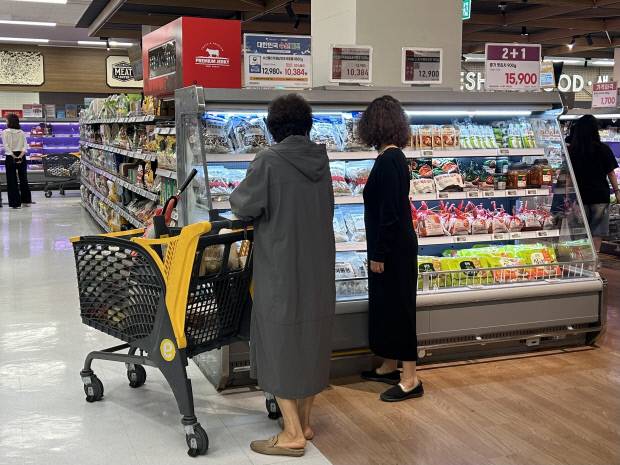 광주광역시의 한 대형마트에서 주부들이 식자재의 가격을 비교하고 있다. 윤준명 기자