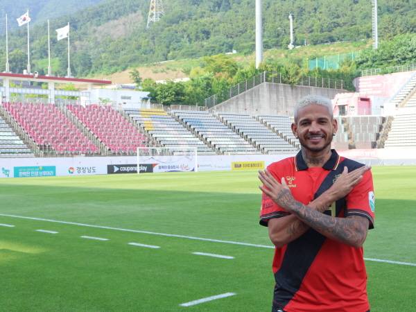 단레이 모레이라가 창원축구센터에서 입단 기념사진을 찍고 있다. / 경남FC