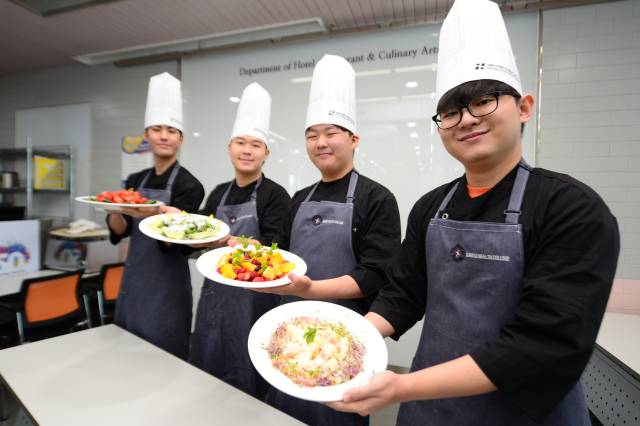 글로컬대학 대구보건대 글로벌호텔조리학과 졸업생들은 세계를 누비는 셰프로 거듭났다. 재학생들이 수업을 하는 모습. 대구보건대 제공
