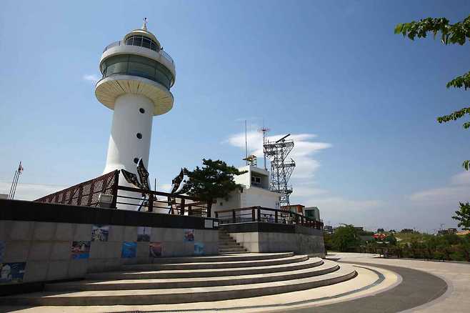 논골담길 언덕에 있는 묵호등대.