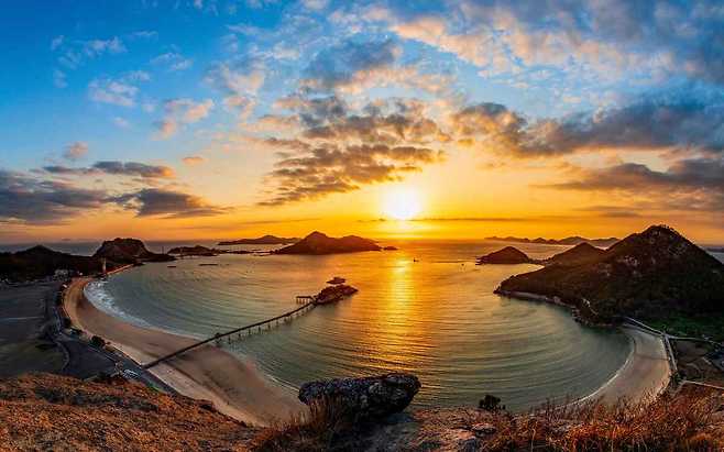 고군산도의 해질 무렵 낙조가 노란빛으로 바다를 물들인다.