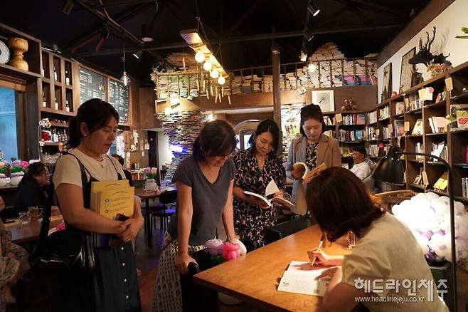 사인회를 진행하는 이순영 작가.