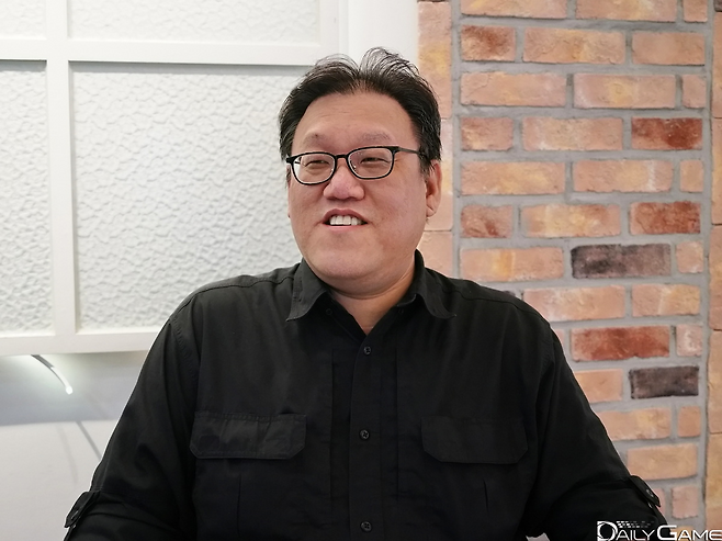 게임이 주변 장르로 취급되는 상황에 직접 출판사를 세웠다는 홍승범 대표.