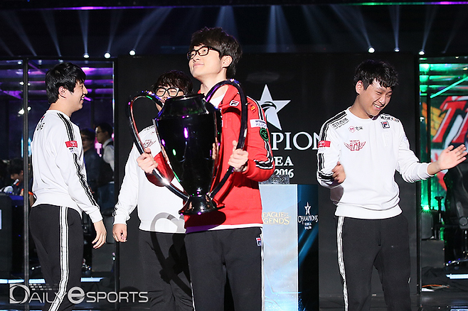LCK 통산 5회 우승의 기쁨을 누리는 '페이커' 이상혁.