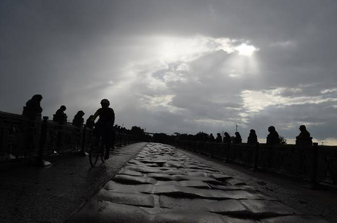 1937년 7·7 사변이 벌어졌던 중국 베이징 서부 루거오치아오에서 사람들이 지나가고 있다. (사진=AFP)