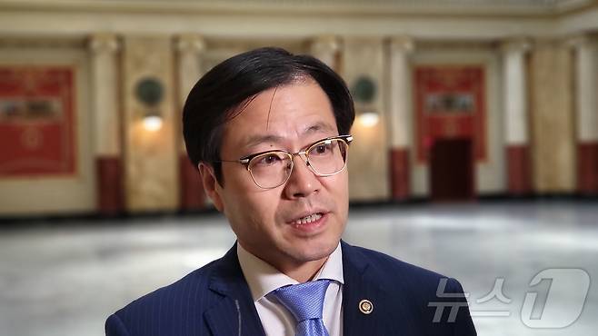 도널드 트럼프 미국 행정부가 무역 상대국에 부과한 상호관세의 유예 기간 종료(7월 9일)가 나흘 앞으로 다가온 지난 5일(현지시간), 여한구 산업통상자원부 통상교섭본부장이 미국 워싱턴DC 유니온스테이션에서 기자들과 만나 질문에 답하고 있다. 2025.07.05 ⓒ News1 류정민 특파원