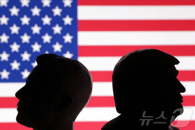 1일(현지시간) 3D 프린터로 제작한 도널드 트럼프 미국 대통령과 일론 머스크 테슬라 최고경영자(CEO)의 모형이 성조기를 배경으로 서로 다른 곳을 바라보고 있는 모습. 2025.07.01 ⓒ 로이터=뉴스1