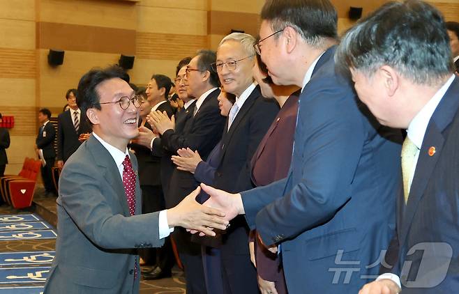 김민석 국무총리가 7일 오전 세종시 정부세종청사 대강당에서 열린 취임식에 참석하며 부처 장관들과 인사를 나누고 있다. 2025.7.7/뉴스1 ⓒ News1 김기남 기자