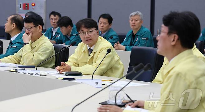 김민석 국무총리가 7일 오전 세종시 정부세종청사 중앙재난안전상황실 방문하며 김광용 재난안전관리본부장으로부터 보고를 받고 있다. 2025.7.7/뉴스1 ⓒ News1 김기남 기자