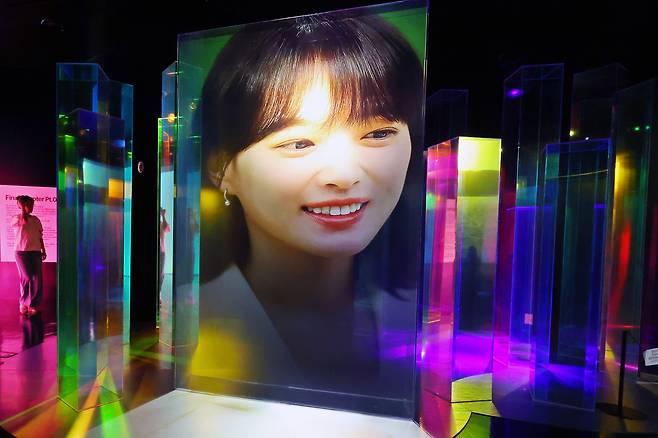 7일 서울 종로구 청와대 사랑채 1층 전시실에서 열린 'K-드라마, 러브 챕터(Love Chapter)'에서 관람객들이 3D 미디어아트를 살펴보고 있다. 2025.7.7/뉴스1 ⓒ News1 황기선 기자