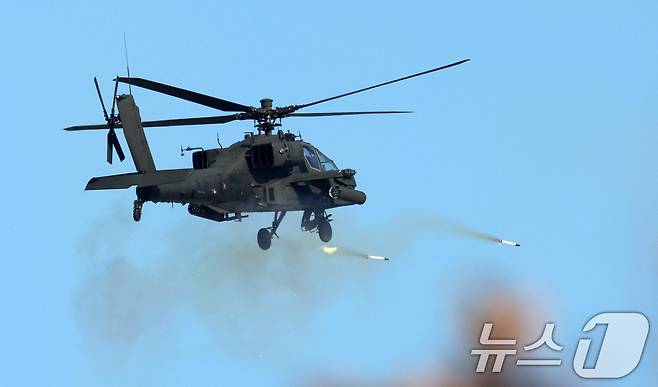 6일 오전 경기 포천시 승진훈련장에서 열린 2025년 전반기 한미연합 수도기계화보병사단(수기사) 통합화력 실사격 훈련에서 아파치 가디언 공격헬기가 로켓을 쏘고 있다. 2025.3.6/뉴스1 ⓒ News1 사진공동취재단