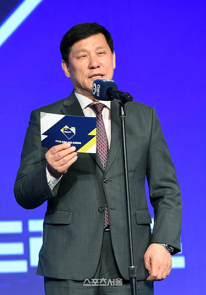 KBO 허구연 총재가 서울 송파구 롯데호텔 월드 크리스탈 볼룸에서 열린 ‘2025 KBO 신인 드래프트’에서 인사말을 하고 있다. 사진 | 박진업 기자 upandup@sportsseoul.com