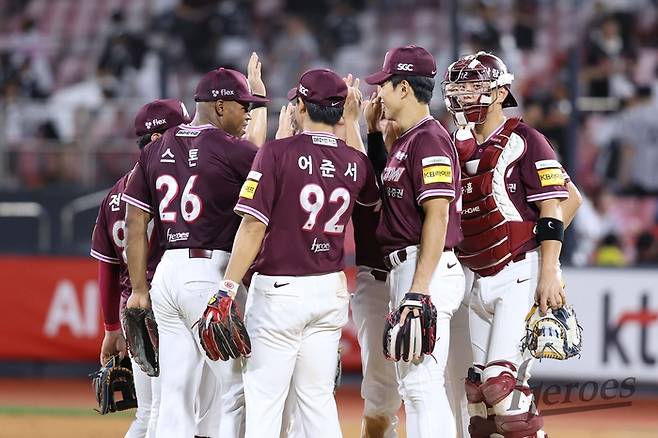 키움 선수들이 승리 후 하이파이브를 하고 있다. 사진 | 키움 히어로즈