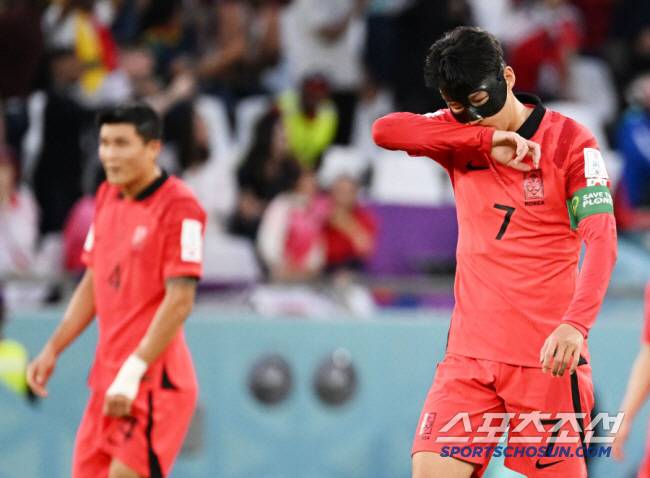 축구대표팀이 28일 오후 알라이얀의 에듀케이션 시티 스타디움에서 가나와 경기를 펼쳤다. 전반 가나에 연속 실점을 허용했다. 아쉬운 표정을 짓고 있는 손흥민. 알라이얀(카타르)=송정헌 기자songs@sportschosun.com/2022.11.28/