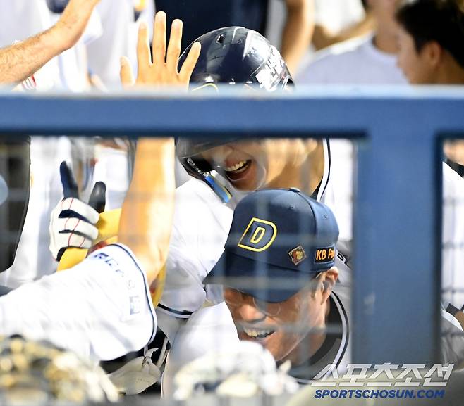 6일 잠실야구장에서 열린 KT와 두산의 경기, 8회말 무사 1,2루 김재환이 역전 3점홈런을 치고 조성환 감독대행에게 업힌 채 기쁨을 나누고 있다. 잠실=허상욱 기자wook@sportschosun.com/2025.07.06/