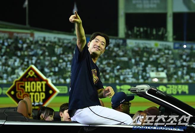 6일 잠실야구장에서 열린 KT와 두산의 경기, 경기 후 진행된 김재호의 은퇴식에서 김재호가 팬들과의 만남을 갖고 있다. 잠실=허상욱 기자wook@sportschosun.com/2025.07.06/