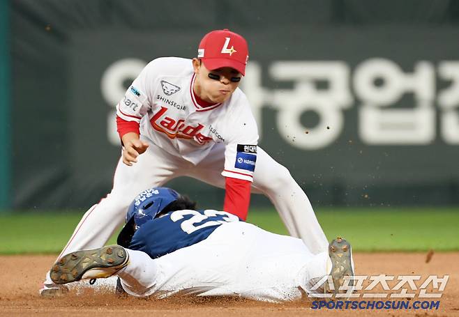 13일 인천 SSG랜더스필드에서 열린 SSG 랜더스와 NC 다이노스의 경기. 4회초 2사 1루 NC 천재환 2루 도루를 SSG 2루수 정준재가 차단하고 있다. 인천=박재만 기자 pjm@sportschosun.com/2025.05.13/