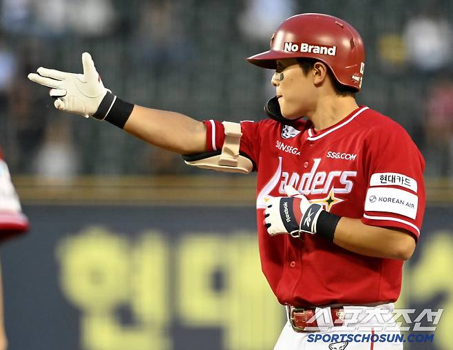 12일 잠실야구장에서 열린 SSG와 LG의 경기, 4회초 1사 2루 정준재가 안타를 치고 기뻐하고 있다. 잠실=허상욱 기자wook@sportschosun.com/2025.06.12/
