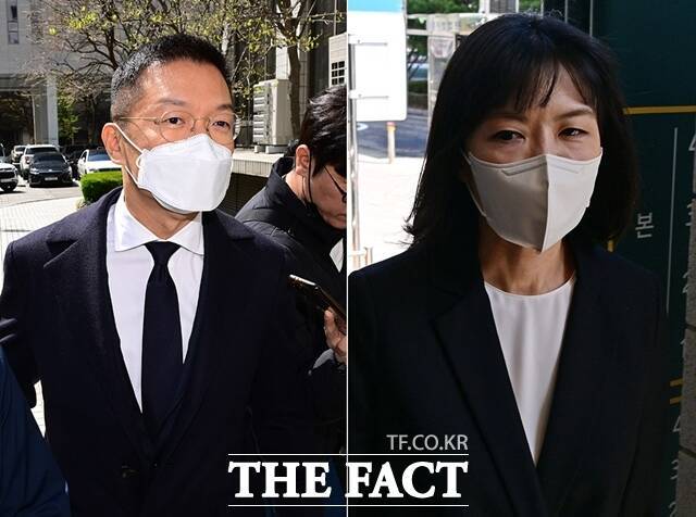 구연경 LG복지재단 대표(오른쪽)와 남편 윤관 BRV 대표가 지난 4월 미공개 정보를 이용한 주식 거래 혐의와 관련한 첫 재판에 출석하고 있다. /남윤호 기자