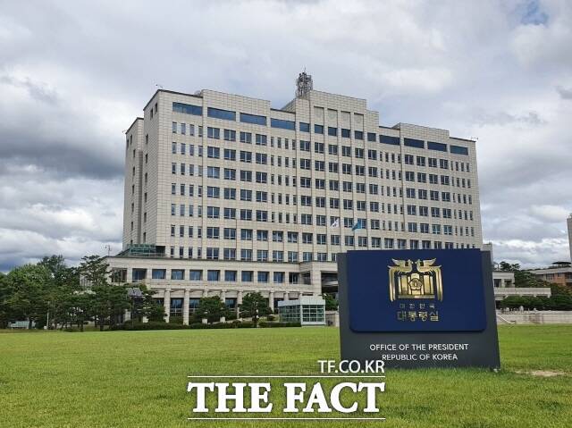 대통령실이 청년 정책을 담당하는 청년담당관 2명을 블라인드 방식으로 채용한다. 대통령실 전경. /더팩트 DB