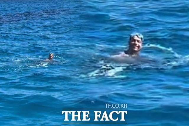 포르투갈 축구선수 크리스티아누 호날두가 5일(현지시간) 스페인 마요르카 해역에서 바다 수영 즐기는 모습이 시민에 의해 포착됐다. /vivibchhlz 틱톡 캡처