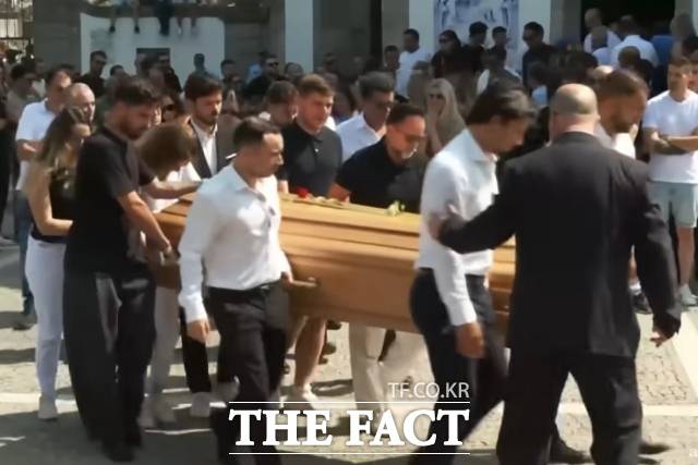 5일(현지시간) 포르투갈 곤무마르 한 교회에서 디오구와 동생 안드레의 장례식이 엄수됐다. /Diario AS 유튜브 캡처