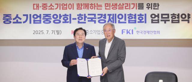 류진 한국경제인협회 회장과 김기문 중소기업중앙회 회장이 7일 여의도 중소기업중앙회관에서 열린 '한경협-중기중앙회 민생살리기 업무협약식'에서 기념촬영을 하고 있다. /한국경제인협회