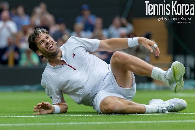 윔블던 8강 진출을 확정 짓고 코트 위에 드러누운 노리