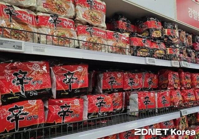 서울 시내 한 마트에 라면이 진열돼 있다.
