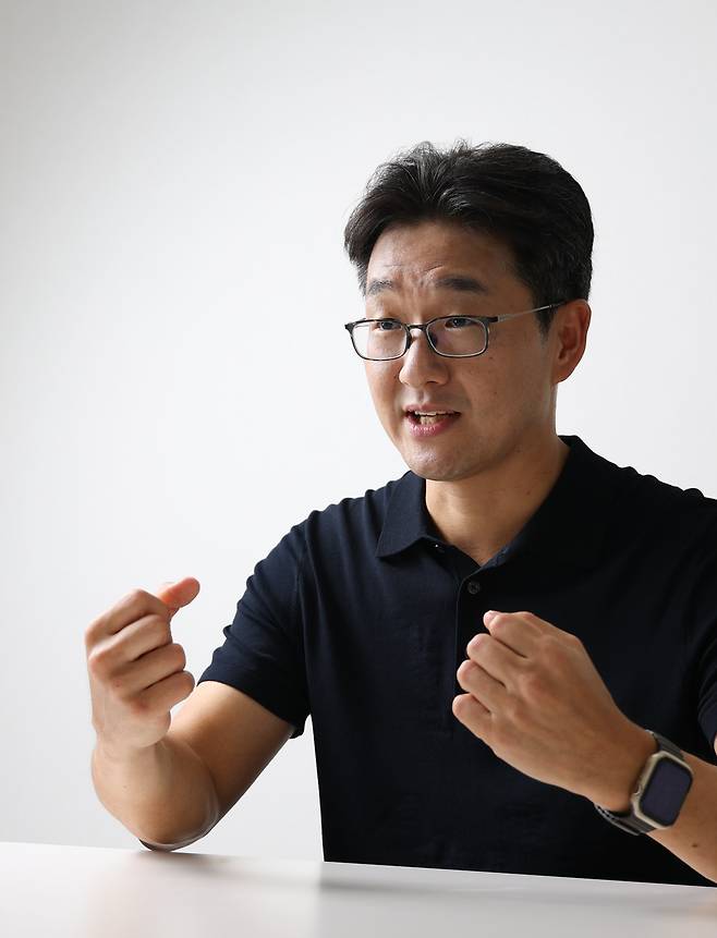 2일 본지와 인터뷰 하고 있는 임우영 홍콩과기대 경제학부 교수./ 고운호 기자