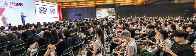 4일 오전 서울 강남구 삼성동 코엑스 D홀에서 열린 '2025 대한민국 부동산 트렌드 쇼'를 찾은 관람객들이 '변화의 시기, 부동산 투자는 어디를 향해야 하는가'를 주제로 한 이상우(왼쪽 위) 인베이드투자자문 대표의 강연을 듣고 있다. 5일까지 이틀간 열리는 이번 행사에서는 부동산 전문가들의 강연과 토론 외에도 참가자를 위한 일대일 부동산 컨설팅 상담 프로그램 등이 진행된다. /고운호 기자