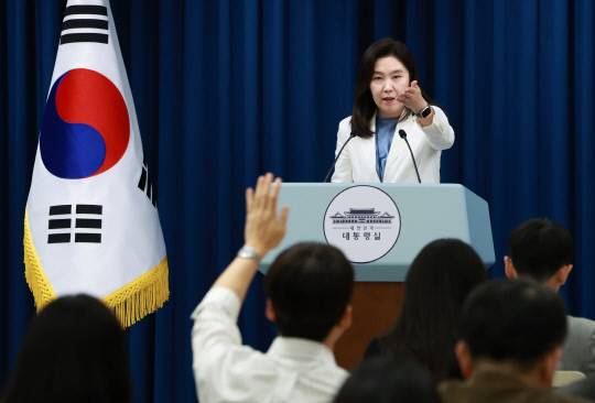 강유정 대통령실 대변인이 7일 서울 용산 대통령실 청사에서 청년담당관 신설 등 현안 브리핑을 하며 취재진의 질문을 받고 있다. 연합뉴스