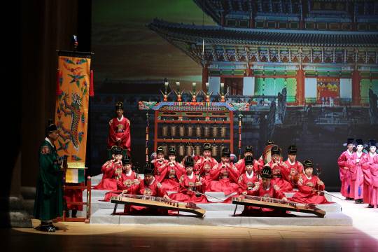 대전시립연정국악원 국악연주단이 지난 2020년 11월 27일 기획공연 '종묘제례악'을 선보이고 있다. 국악원 제공