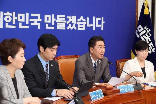 더불어민주당 김병기 당대표 직무대행 겸 원내대표가 7일 서울 여의도 국회에서 열린 최고위원회의에서 발언하고 있다. 연합뉴스