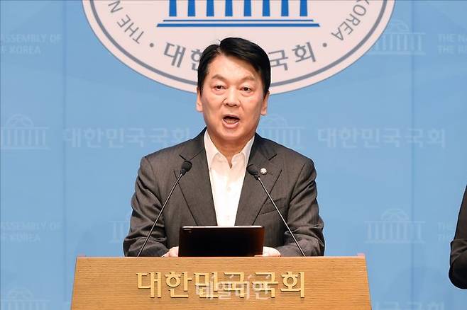 안철수 국민의힘 의원이 7일 오전 국회 소통관 기자회견장에서 국민의힘 혁신위원장 전격 사퇴 직후 당대표 출마를 선언하는 기자회견을 열고 있다. ⓒ데일리안 홍금표 기자
