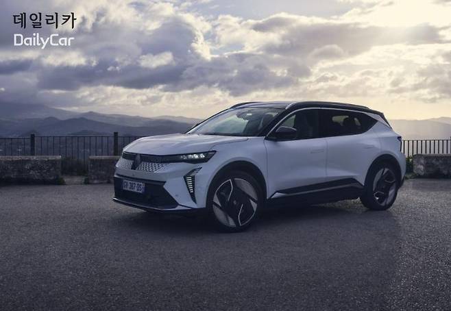 르노 세닉 E-Tech 100 Electric)