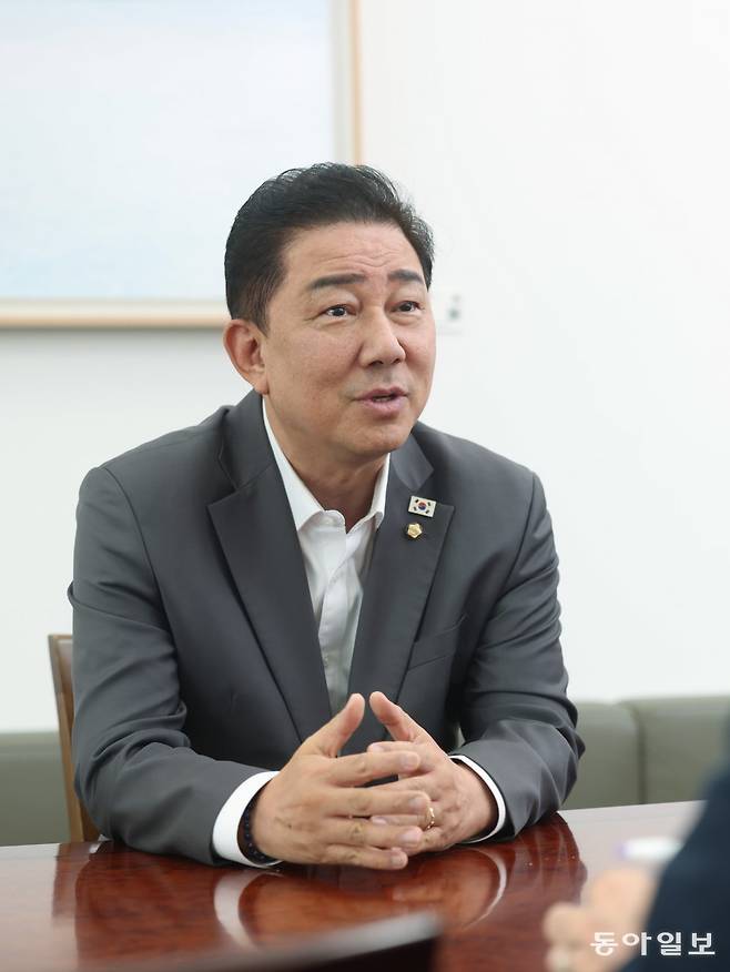 더불어민주당 김병기 대표 직무대행 겸 원내대표가 6일 국회 원내대표실에서 동아일보와 인터뷰를 하고 있다. 김 원내대표는 7월 중점처리법안에 대해 “양곡관리법 등 ‘농업 4법’ 같은 민생 경제 법안부터 우선 추진하겠다”며 “민생 회복의 골든타임을 놓치지 않을 것”이라고 했다.
장승윤 기자
tomato99@donga.com