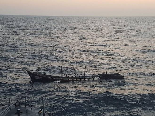 (기사와 직접적 관련 없는 참고사진) 사진은 2019년 7월13일 오전 1시18분께 동해 북방한계선(NLL) 북방 1㎞, 동해 연안 8.7㎞ 해상에서 발견된 무인 목선. 2023.10.29 합참 제공