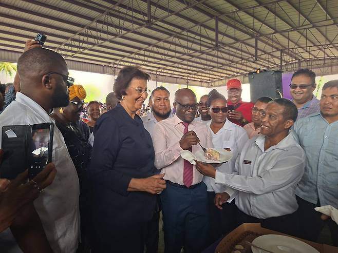 수리남 최초의 여성 대통령으로 선출된 예니퍼 헤이링스 시몬스 국민민주당(NDP) 대표가 6일(현지 시간) 수도 파라마리보에서 열린 축하 행사에서 지지자들의 축하를 받고 있다. 인구 60만 명의 수리남에서 1975년 독립 이후 50년 만에 처음으로 여성 대통령이 탄생했다. 2025.07.07. 파라마리보=AP/뉴시스