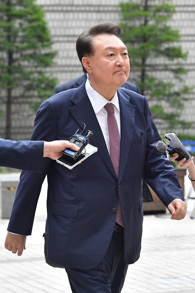 윤석열 전 대통령이 3일 서울 서초구 서울중앙지방법원에서 열린 내란 우두머리 혐의·직권남용 권리행사 방해 혐의 사건 9차 공판에 출석하고 있다. 2025.07.03 사진공동취재단