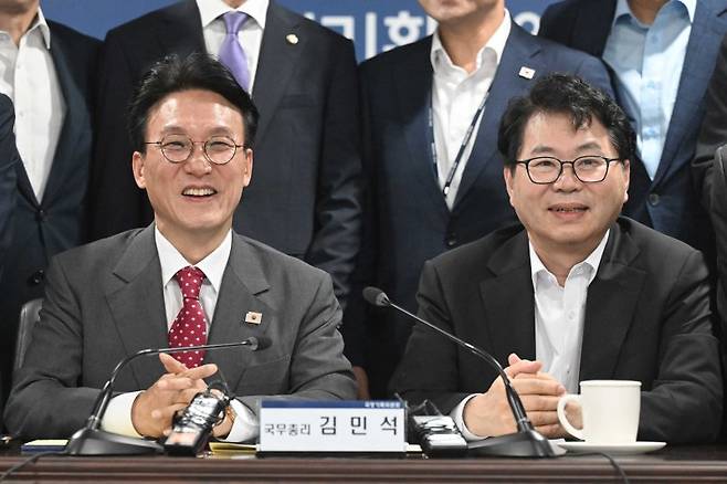 김민석 총리, 국정기획위 방문김민석 국무총리(왼쪽)와 이한주 국정기획위원장이 7일 서울 종로구 국정기획위원회에서 열린 제4차 전체회의에서 기념촬영을 하고 있다. 뉴스1