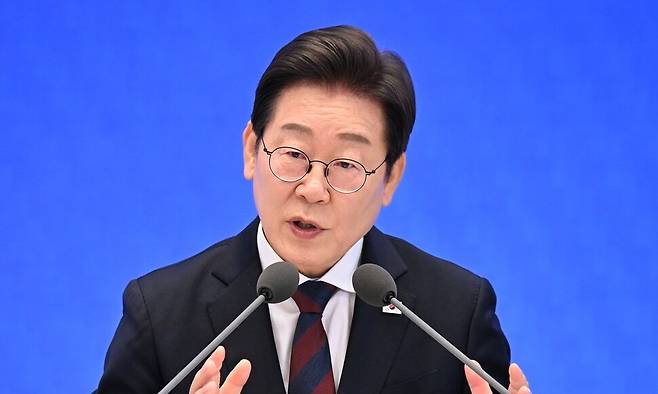 이재명 대통령이 지난 3일 서울 종로구 청와대 영빈관에서 열린 취임 첫 공식 기자회견 ‘대통령의 30일, 언론이 묻고 국민에게 답하다’에서 취재진의 질문을 듣고 있다. 대통령실사진기자단