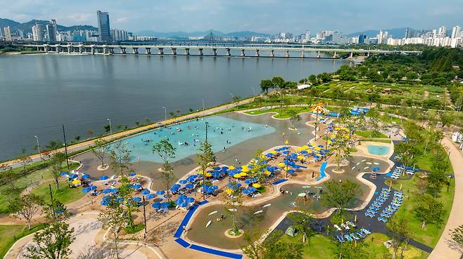 서울 송파구 잠실 한강공원 자연형 물놀이장 전경. 서울시 제공