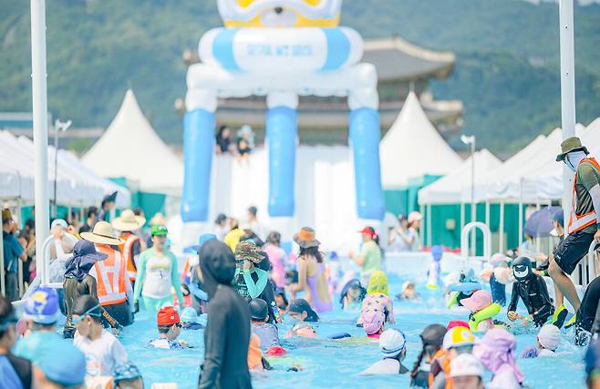 ‘2024 서울썸머비치\' 수영장에서 놀고 있는 사람들 모습. 서울관광재단 제공