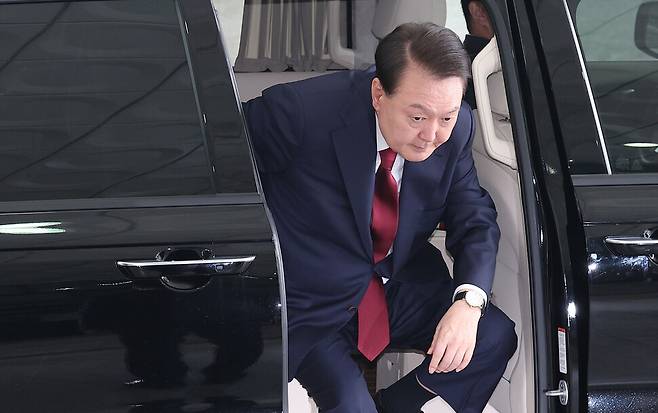 ‘내란 우두머리’ 윤석열이 2025년 6월28일 서울 서초구 서울고등검찰청에 마련된 ‘내란 특검’에 피의자 신분으로 출석하기 위해 차에서 내리고 있다. 공동취재사진