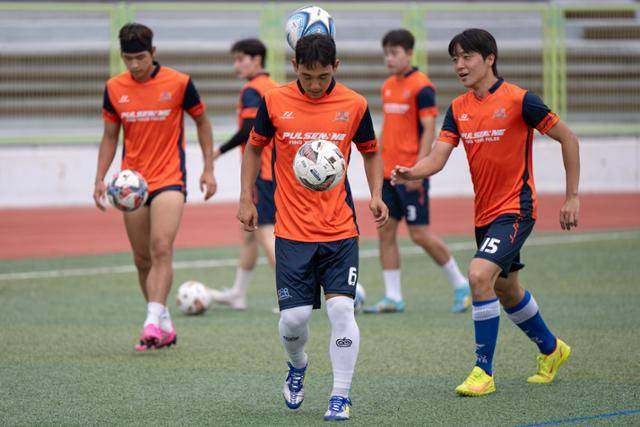 2일 축구 독립구단 서울라이즈FC 선수들이 서울 용산구 효창운동장에서 훈련을 하고 있다. 박시몬 기자