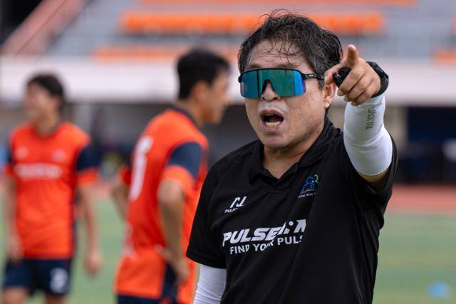 왕선재 서울라이즈FC 감독이 선수들을 지도하고 있다. 박시몬 기자