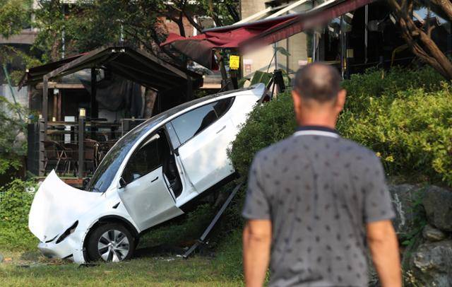지난해 8월 경기 용인시 수지구 고기동 카페로 60대 여성이 운전하던 전기차가 돌진하는 사고가 발생해 사고 현장이 통제되고 있다. 뉴스1